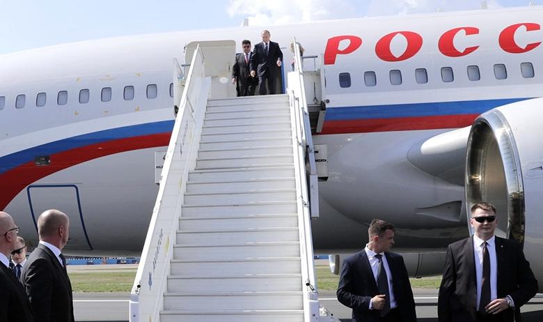 Президент РФ Владимир Путин спускается по трапу президентского самолета