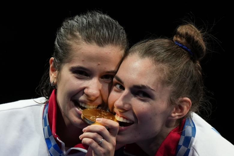 Российские спортсменки, члены сборной России (команда ОКР) Софья Позднякова (справа) и Ольга Никитина