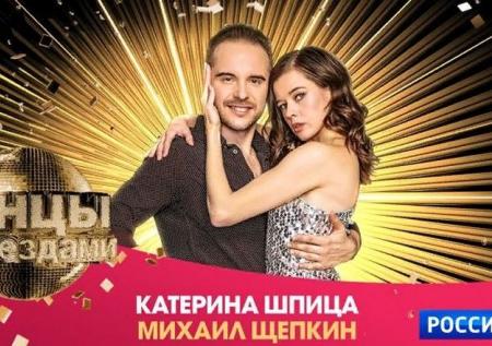 Шпица в красной фате до пола поразила зрителей китайским танцем