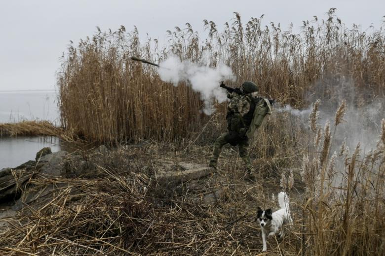 Военнослужащий морской пехоты Черноморского флота работает по позициям ВСУ из ручного противотанкового гранатомета (РПГ) на Херсонском направлении