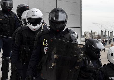 Злоумышленники разбили двери префектуры в Дижоне