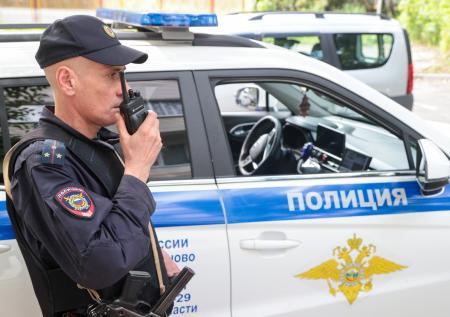 В Москве двое мужчин повесили плакат с антироссийским лозунгом