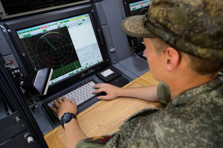 Военнослужащий на станции постановки помех подразделения радиоэлектронной борьбы