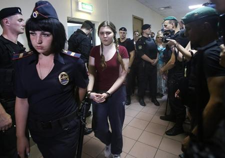 Суд продлил арест участницам «Нового величия»