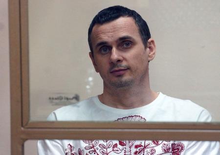 Окружение Зеленского назвало Сенцова «морально прогнившим приспособленцем»