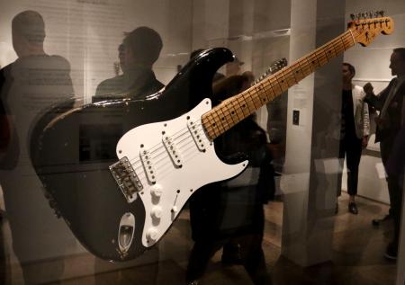 Fender подарит пользователям бесплатные уроки игры на гитаре из‑за пандемии
