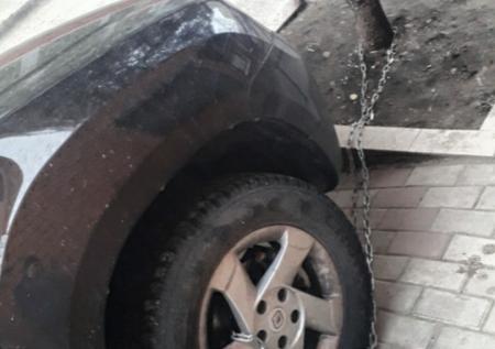 В Ставрополе автомобилист приковал машину цепями к дереву