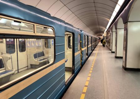 Пенсионерка упала на рельсы метро в Санкт-Петербурге