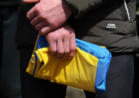 Суд в Эстонии вынес приговор топтавшему украинский флаг мужчине