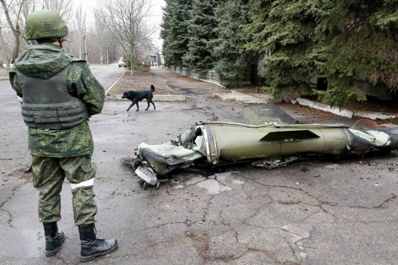 Военнослужащий РФ у осколков ракеты ТРК «Точка-У»