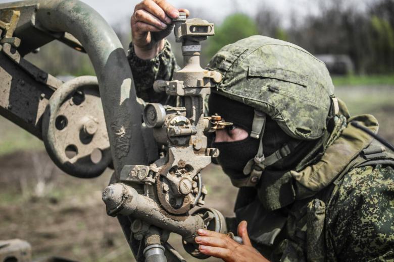Военнослужащий из расчета реактивной системы залпового огня «Град»