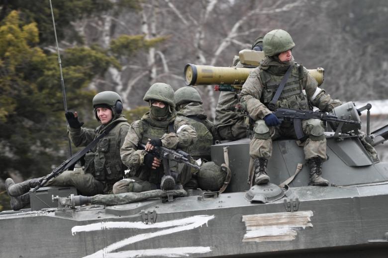 Российские военнослужащие в колонне военной техники у границы с Украиной. Февраль 2022 года