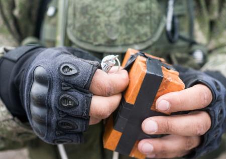 Двое мужчин заложили муляжи бомб под мостами и позвонили в полицию