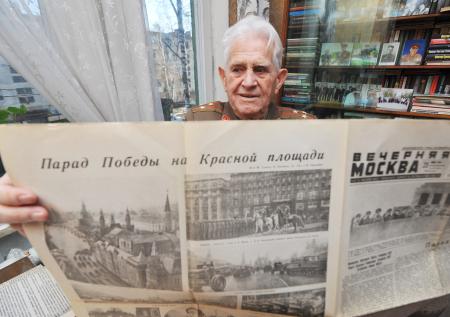 В столице появился репринтный выпуск «Вечерней Москвы» от 24 июня 1945 года