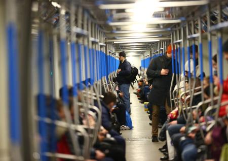 Москвичка рассказала, как пассажиров ударило камерой наблюдения в метро