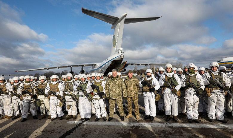 Президент Украины Пётр Порошенко с украинскими военнослужащими