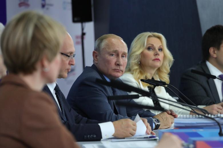 Президент РФ Владимир Путин (в центре)