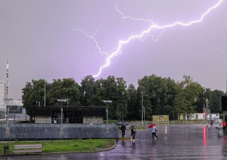 Спасатель напомнил, как вести себя в грозу