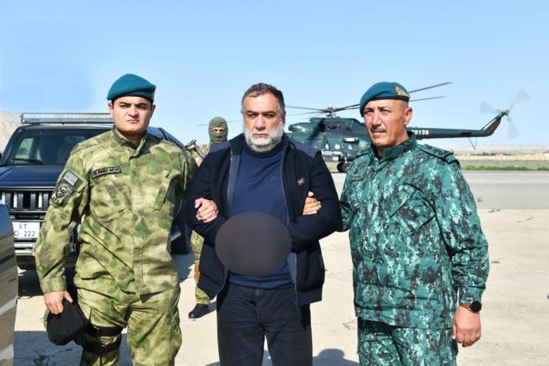 Госпогранслужба Азербайджана задержала бывшего лидера сепаратистов Рубена Варданяна (в центре)