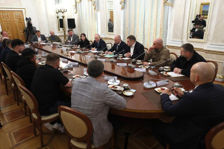 Президент РФ Владимир Путин во время встречи с военными корреспондентами в Кремле