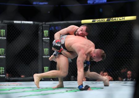 Брата Нурмагомедова «задушили» на турнире UFC в Москве