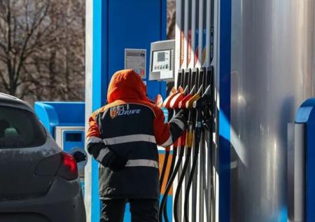 Эксперт заявил, что бензин в России подешевеет незначительно