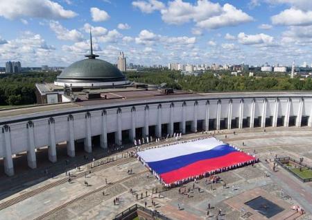 Гигантский триколор развернули перед Музеем Победы в Москве