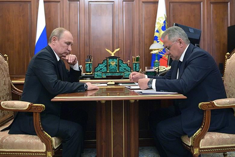 Президент РФ Владимир Путин и Сергей Шойгу 