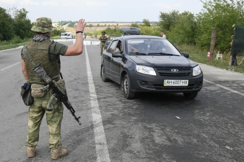 Российский военнослужащий возле КПП