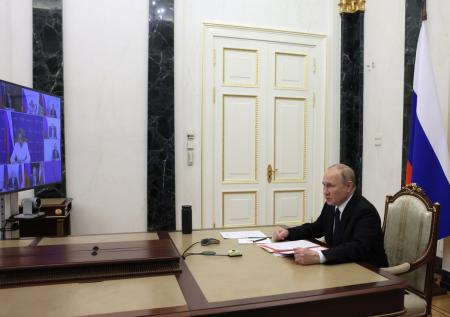 «Там, где удобно»: Песков о работе Путина по видеосвязи