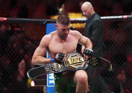 Южноафриканский боец «расправился» с американцем и защитил титул UFC