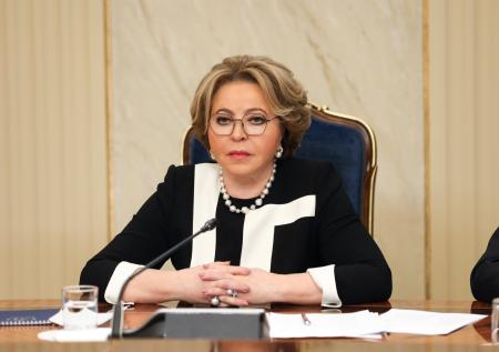 «Мы в большом долгу»: Матвиенко возложила цветы на Пискаревском кладбище