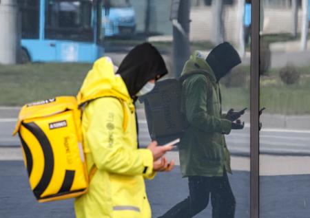 Роспотребнадзор посоветовал выбирать онлайн-оплату при доставке еды на дом