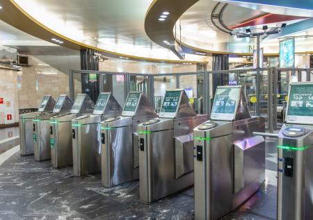 Пассажир петербургского метро напал на контролера с электрошокером