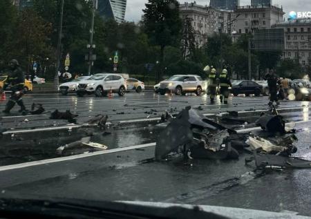 Tesla разбилась «всмятку» на Кутузовском проспекте в Москве