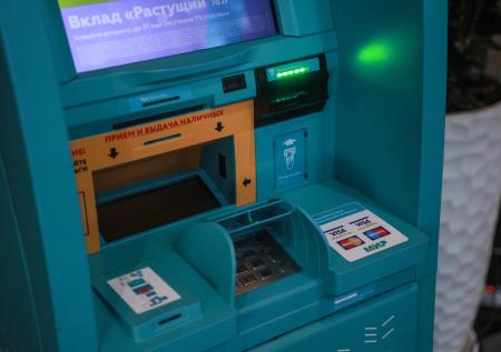 Россияне начали отказываться от снятия наличных с карт