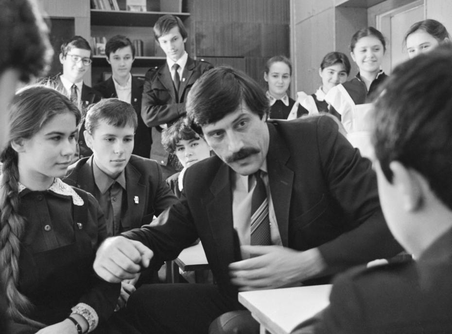 1 января 1984 г. Народный артист Украинской ССР Михаил Васильевич Голубович в гостях у школьников
