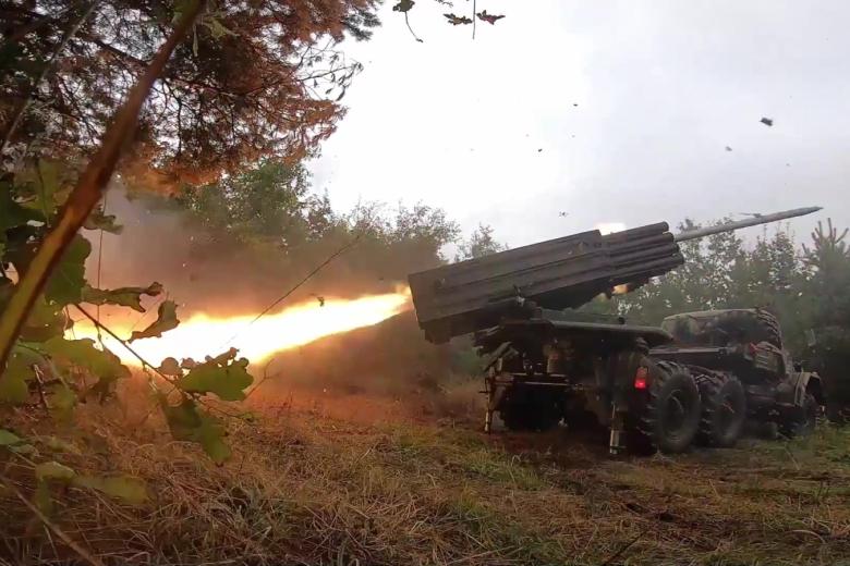 Работа реактивной системы залпового огня (РСЗО) «Град» в зоне проведения специальной военной операции