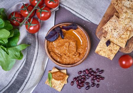 Хумус из красной фасоли: яркая закуска для веганов и верующих