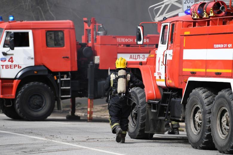 Сотрудник пожарной службы тушит пожар в здании Центрального научно-исследовательского института войск Воздушно-космической обороны РФ в Твери