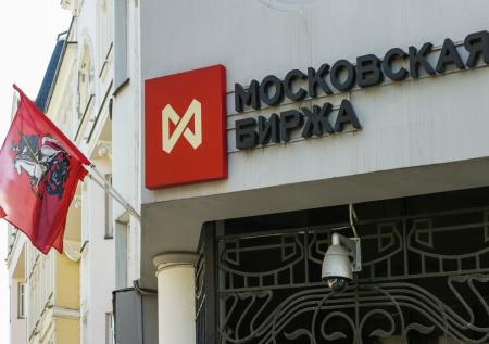На МосБирже рассказали о падении доли доллара и евро в торгах