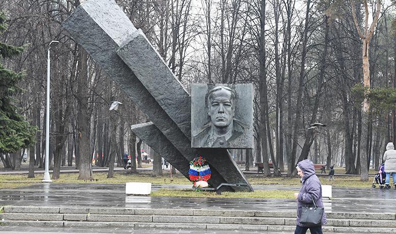 Россия, Москва. Памятник Герою Советского Союза генерал-лейтенанту Дмитрию Карбышеву на бульваре Генерала Карбышева