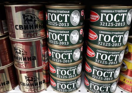 Россиянам предложили вкладывать деньги в доширак и тушёнку на фоне санкций