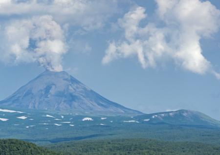 На Камчатке разбушевался вулкан Карымский