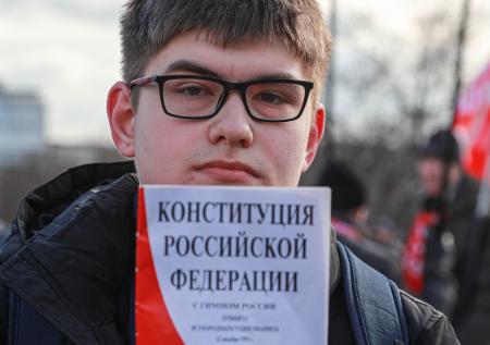 Конституцию РФ могут дополнить положением об обеспечении мира президентом