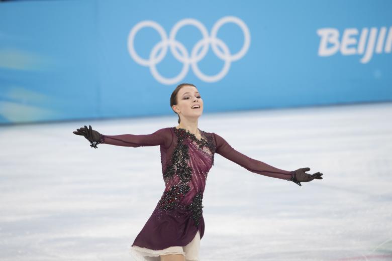 Российская спортсменка, член сборной России (команда ОКР) Анна Щербакова, занявшая 1-е место в женском одиночном катании на соревнованиях по фигурному катанию на XXIV зимних Олимпийских играх в Пекине