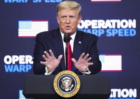 Трамп потребовал освободить от пошлин суда из США