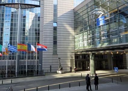 В суд на себя: европейские структуры запутались во взаимных обвинениях