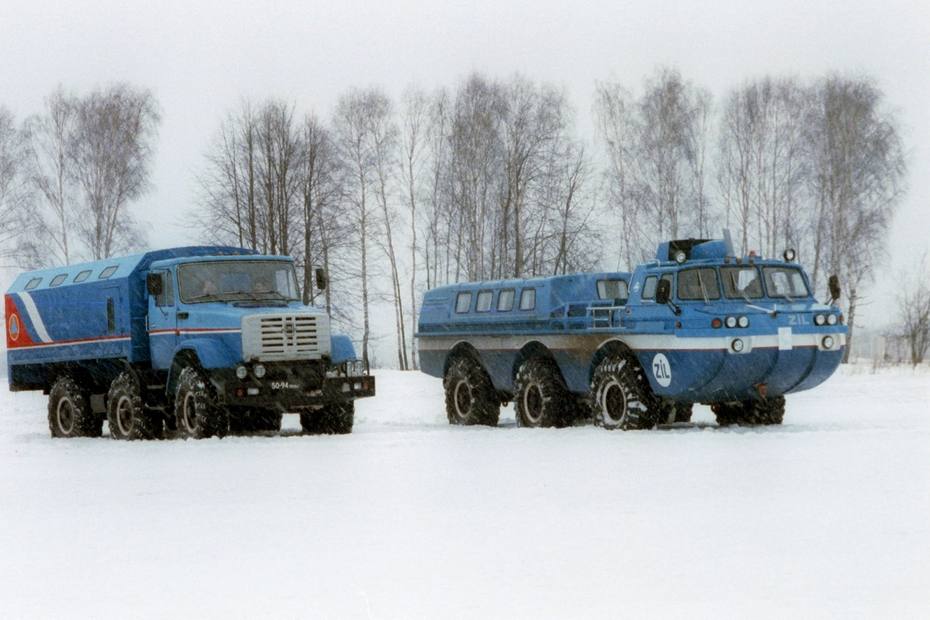 ЗИЛ-4927 (справа) и его предшественник поисково-спасательный автомобиль «Синяя птица»