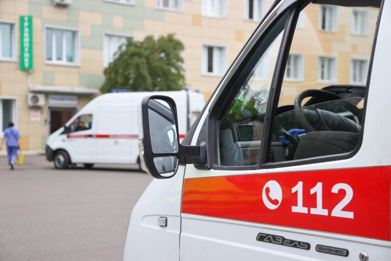 Машины скорой помощи возле приемного отделения больницы Сергиева Посада